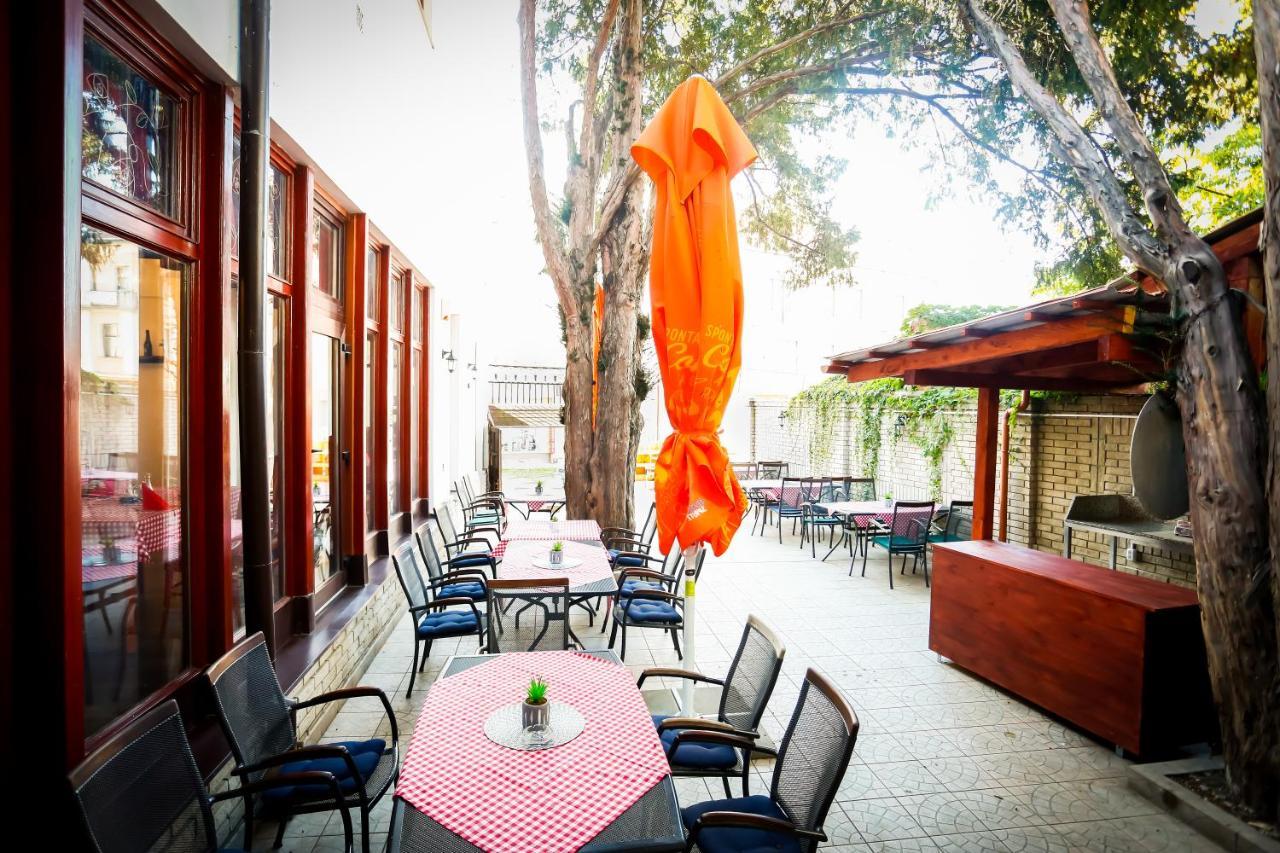 לינה וארוחת בוקר Nyíregyháza Un Pizzico Di Italiano Etterem Es Panzio מראה חיצוני תמונה